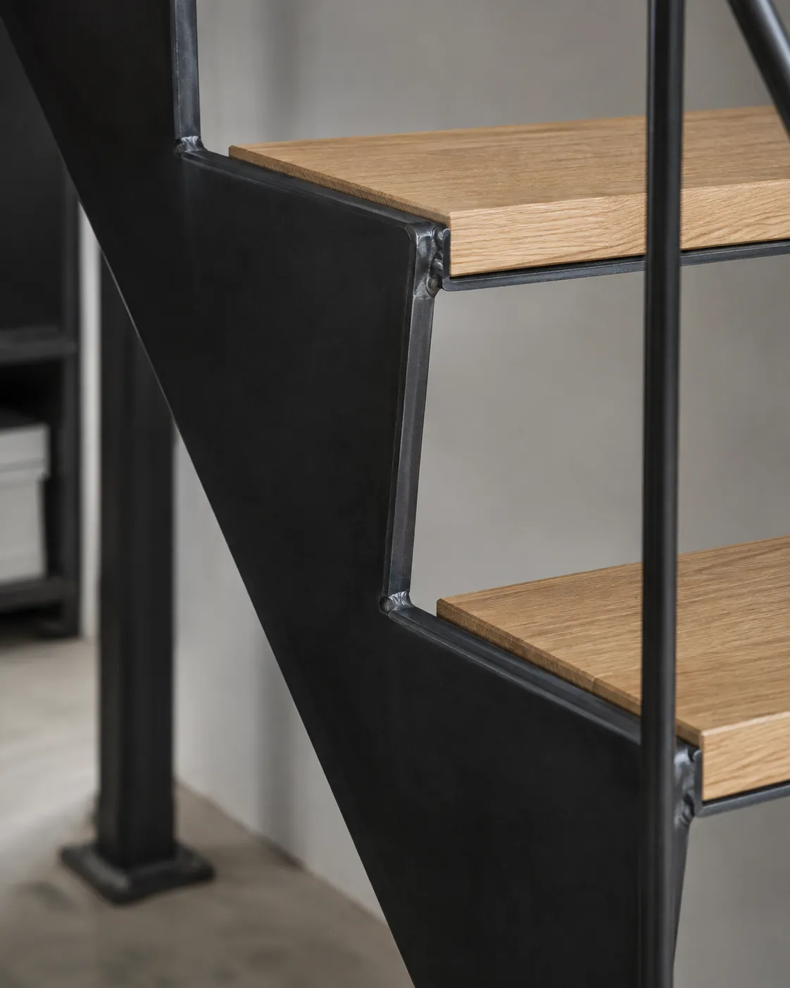Detail der gefalteten Stahltreppe
