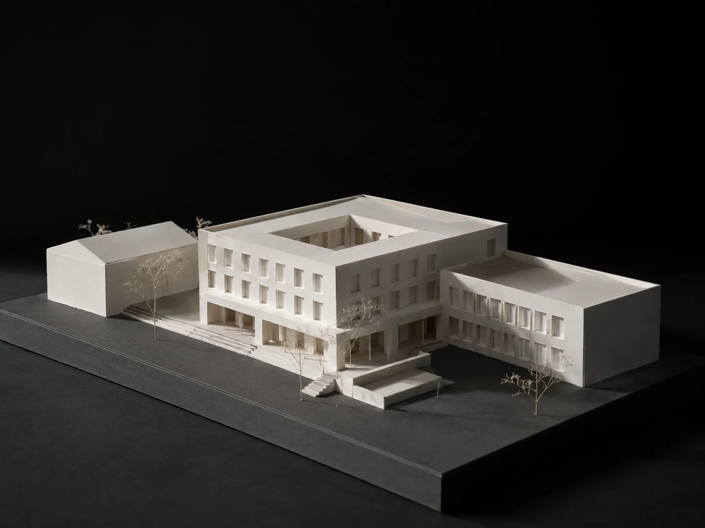 Weisses Architekturmodell 1:50 unter gerichtetem Licht