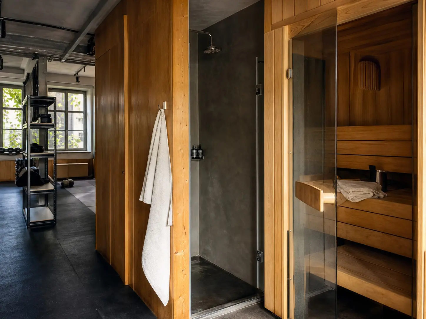 Sauna, Holzbank, Handtücher, kalte Dusche dahinter