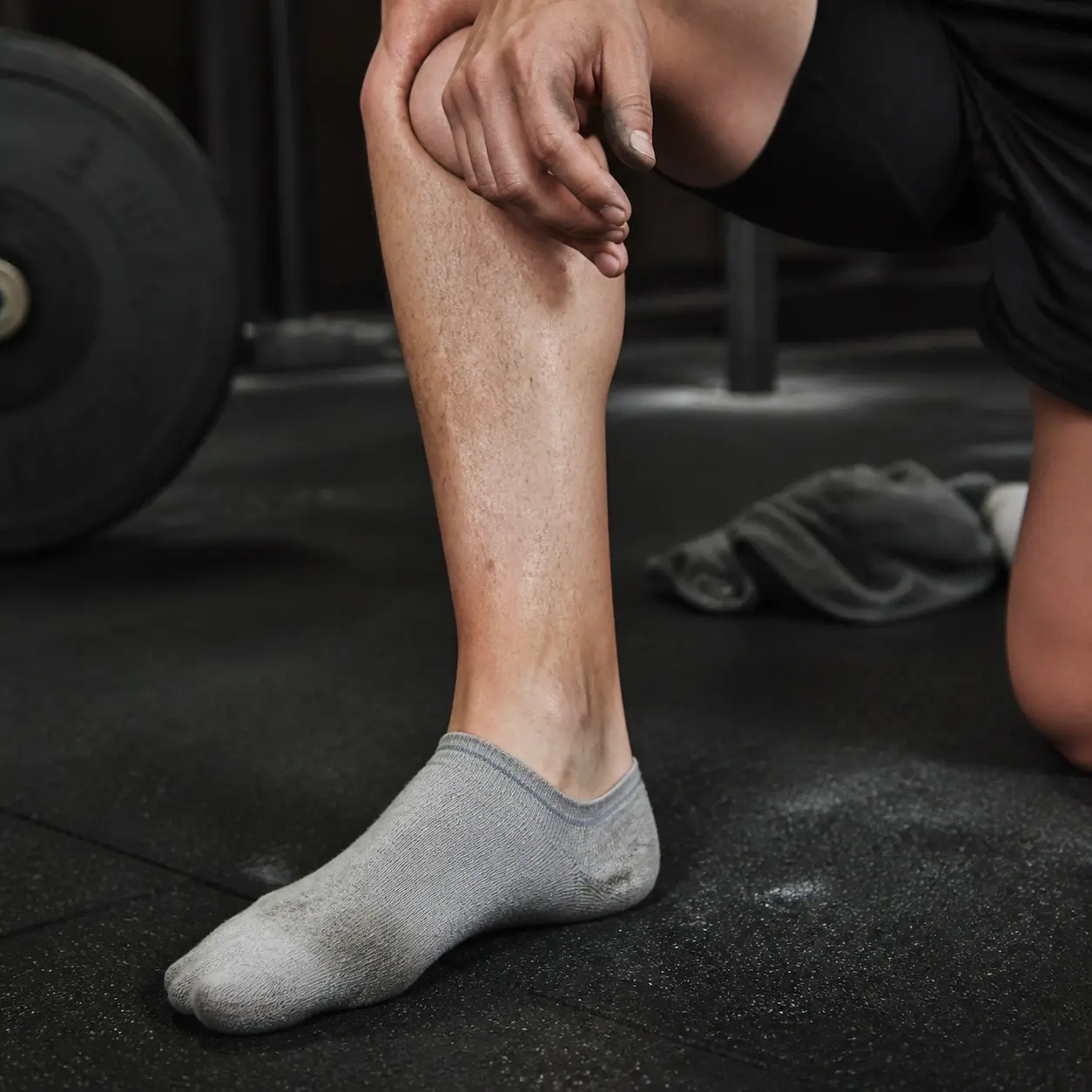 Fuß, Sprunggelenk, Hand am Knie, Hautstruktur