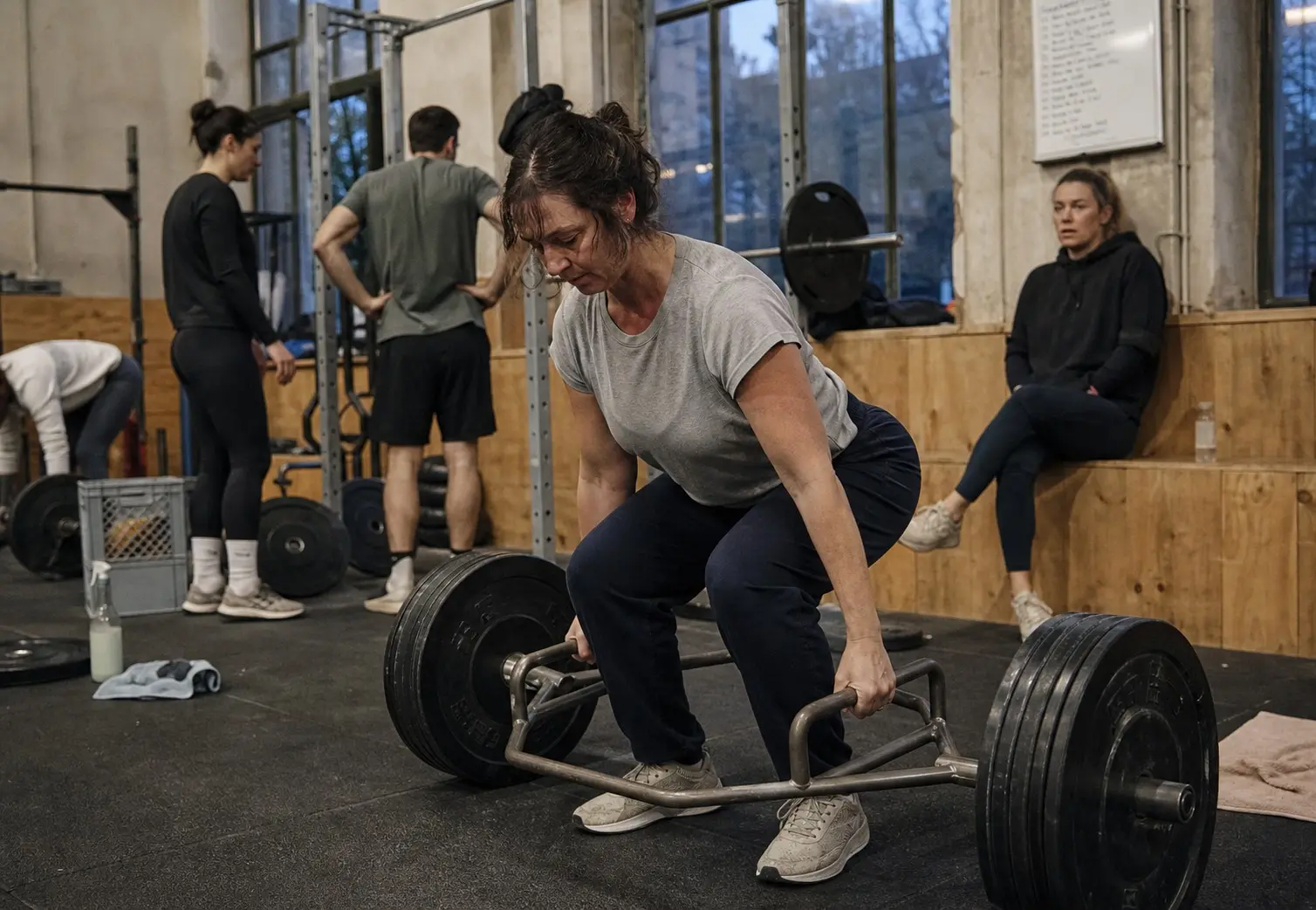 Julia beim Trap-Bar-Deadlift, konzentriert, Alltagskleidung