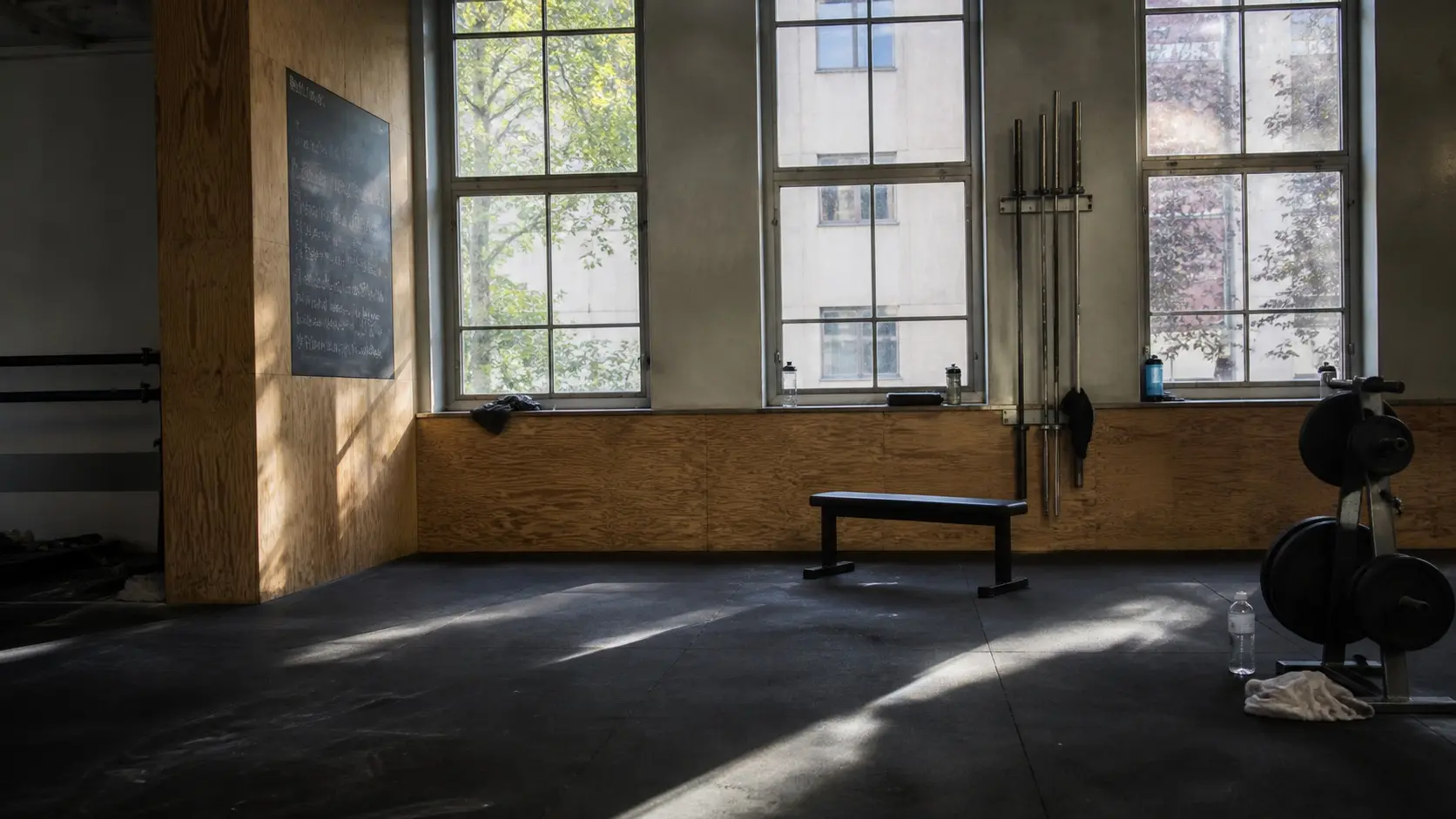 Leeres Studio nach Feierabend: eine Bank, eine Stange, ein Handtuch